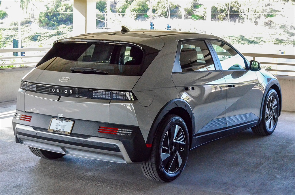 2026 Hyundai Ioniq 5 SE photo 3