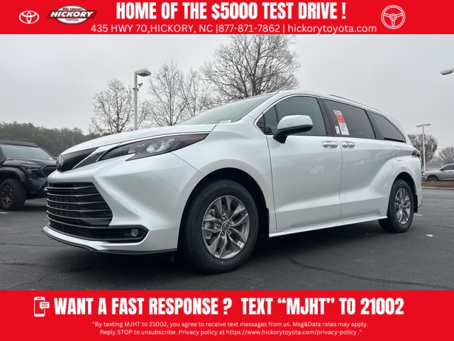 2026 Toyota Sienna XLE's photo