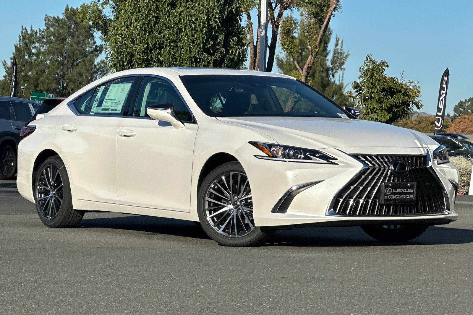 2025 Lexus ES 300h photo 2