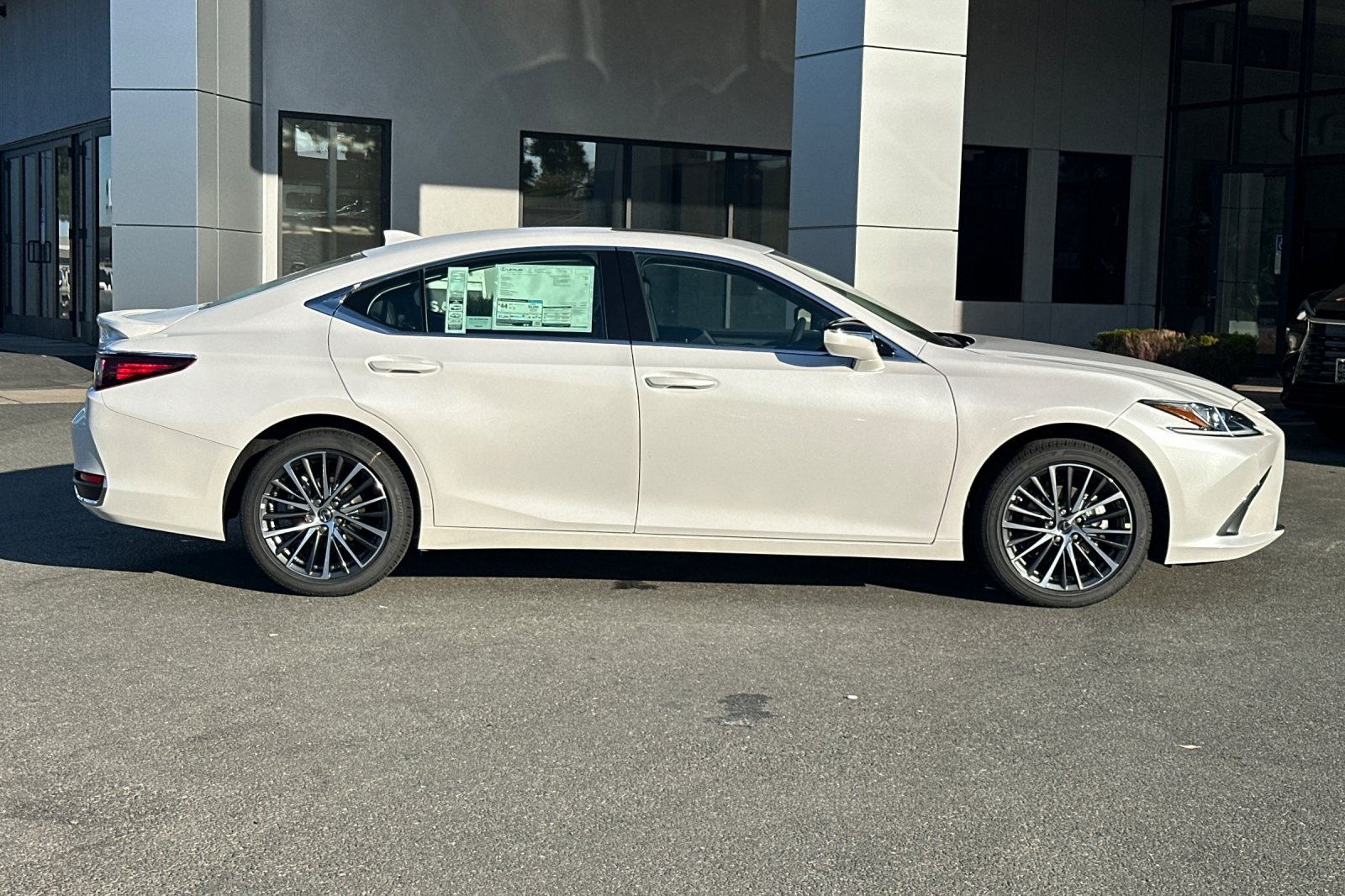 2025 Lexus ES 300h photo 3