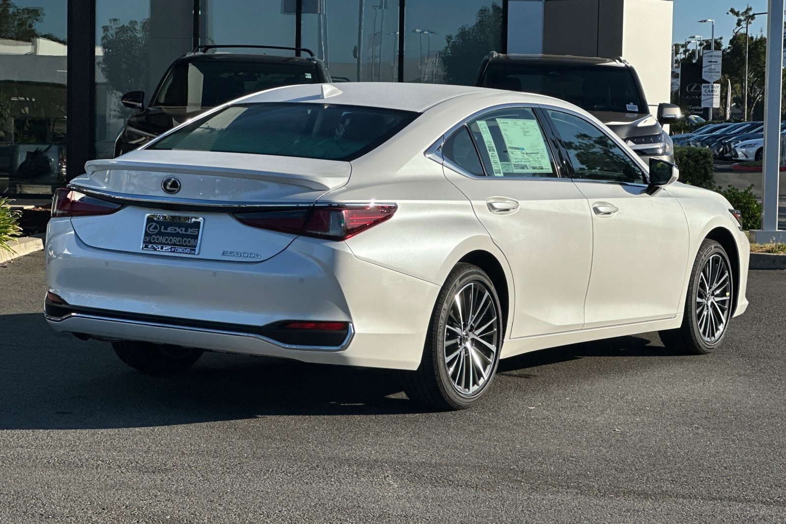 2025 Lexus ES 300h photo 4