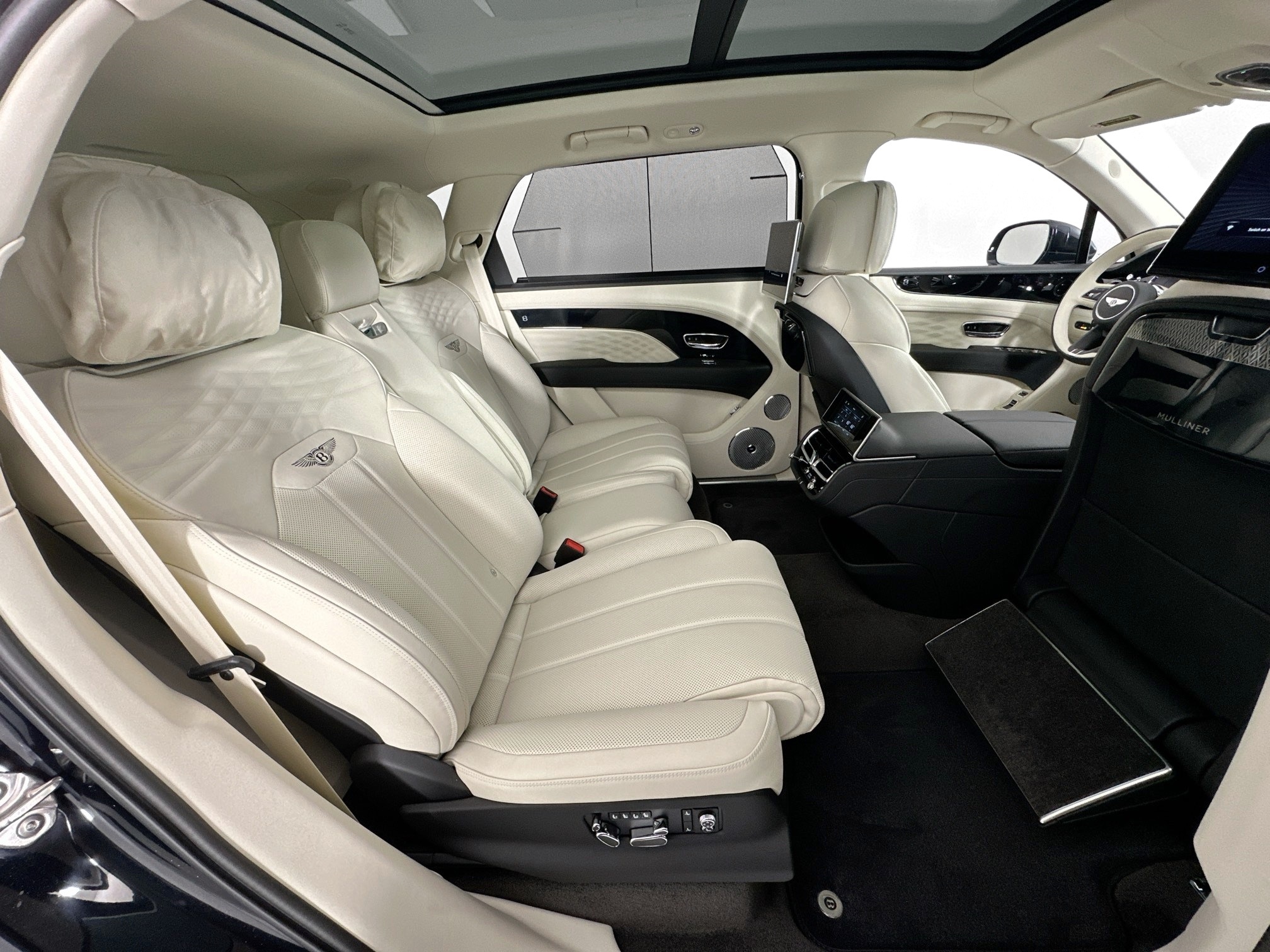 new 2025 Bentley Bentayga EWB car