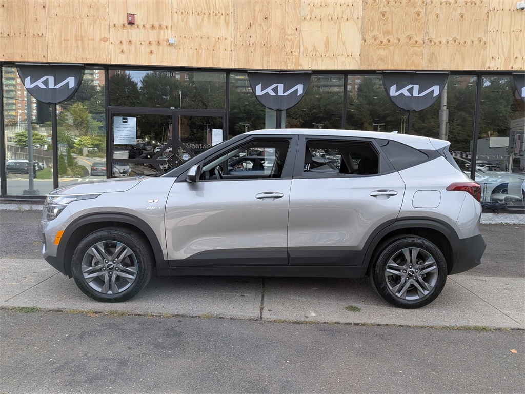 2023 Kia Seltos LX photo 8