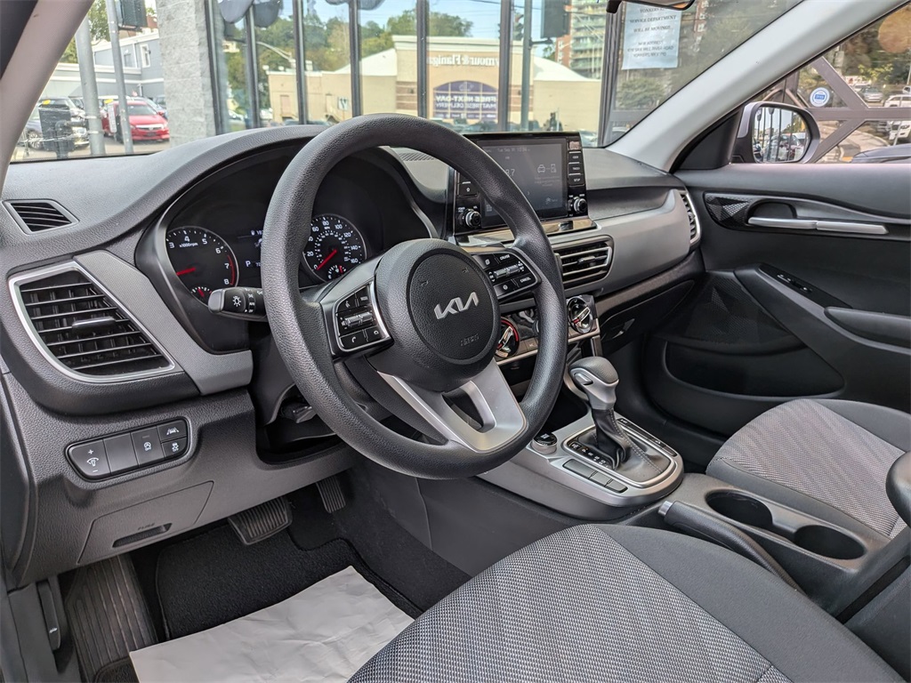 2023 Kia Seltos LX photo 9