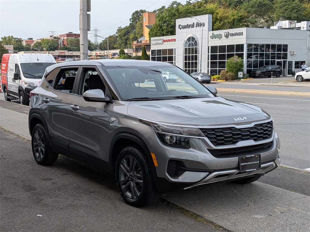 2023 Kia Seltos LX photo 2
