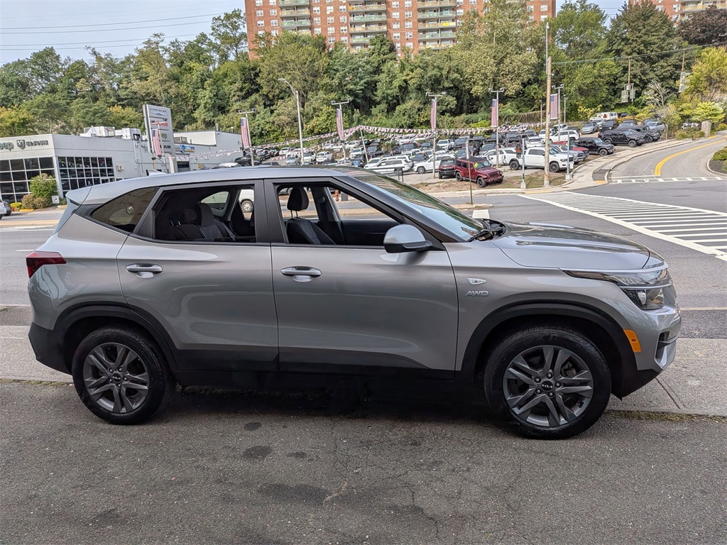 2023 Kia Seltos LX photo 3