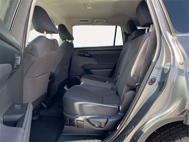2023 Toyota Highlander L photo 12