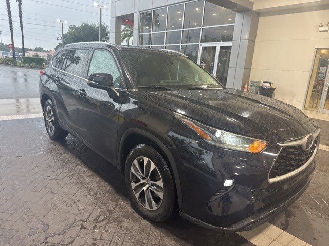 2021 Toyota Highlander XLE photo 2