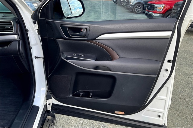 2018 White Toyota Highlander LE FWD SUV