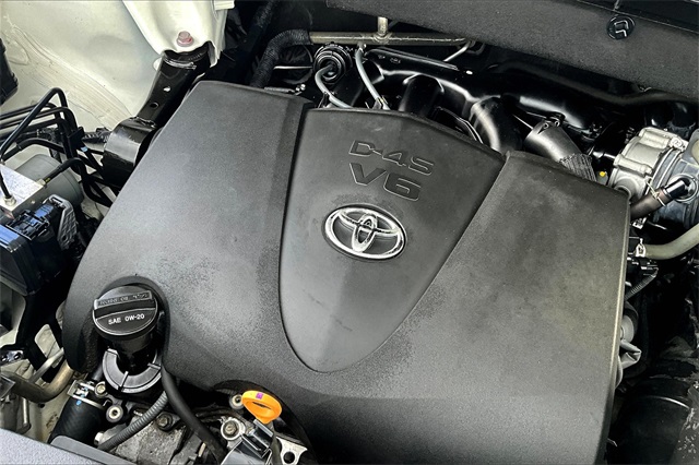 2018 White Toyota Highlander LE FWD SUV