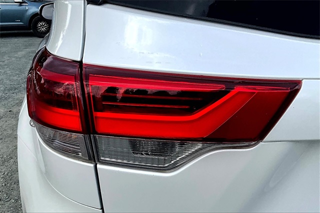 2018 White Toyota Highlander LE FWD SUV