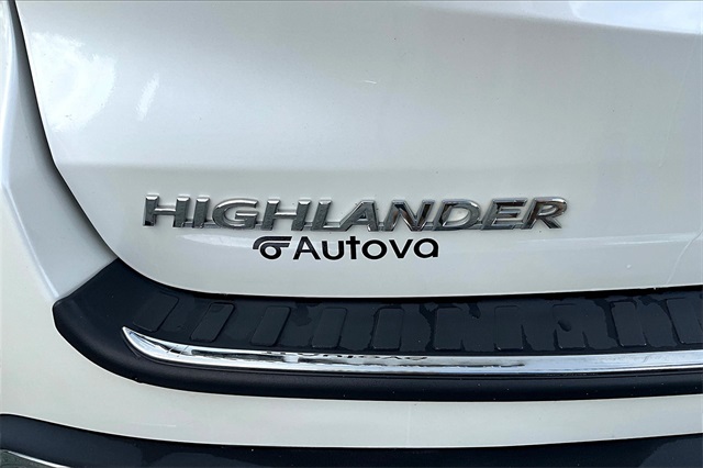 2018 White Toyota Highlander LE FWD SUV