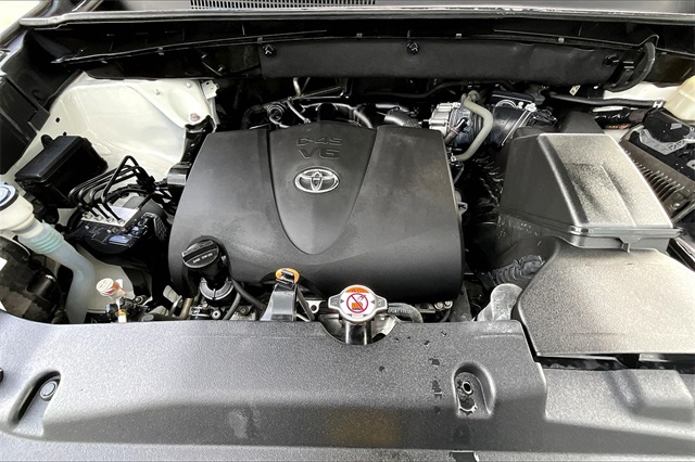 2018 White Toyota Highlander LE FWD SUV