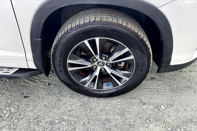 2018 White Toyota Highlander LE FWD SUV