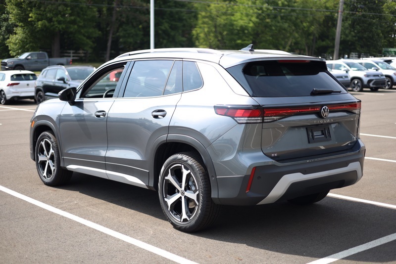 2025 Volkswagen Tiguan SE photo 4