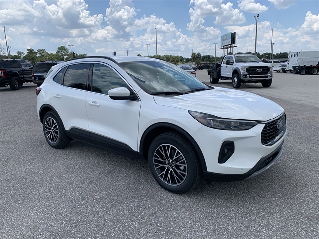 2025 Star White Metallic Tri-Coat Ford Escape Base FWD SUV