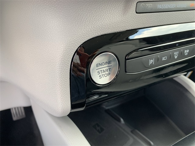 2025 Star White Metallic Tri-Coat Ford Escape Base FWD SUV