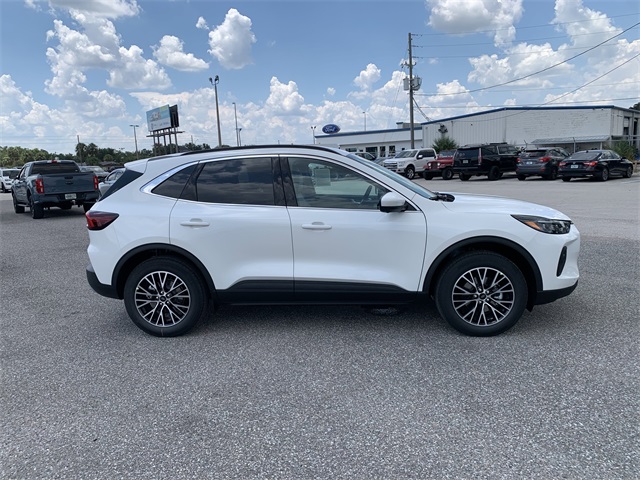 2025 Star White Metallic Tri-Coat Ford Escape Base FWD SUV