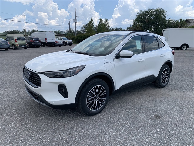2025 Star White Metallic Tri-Coat Ford Escape Base FWD SUV