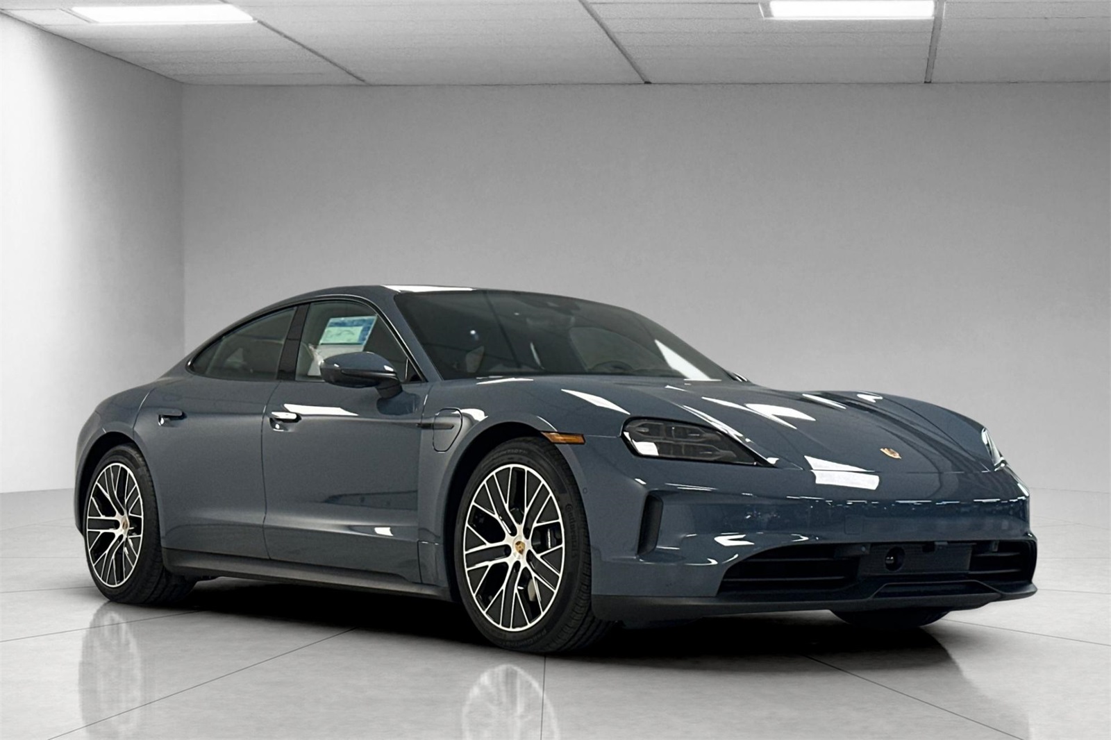 2025 Porsche Taycan 4 photo 10