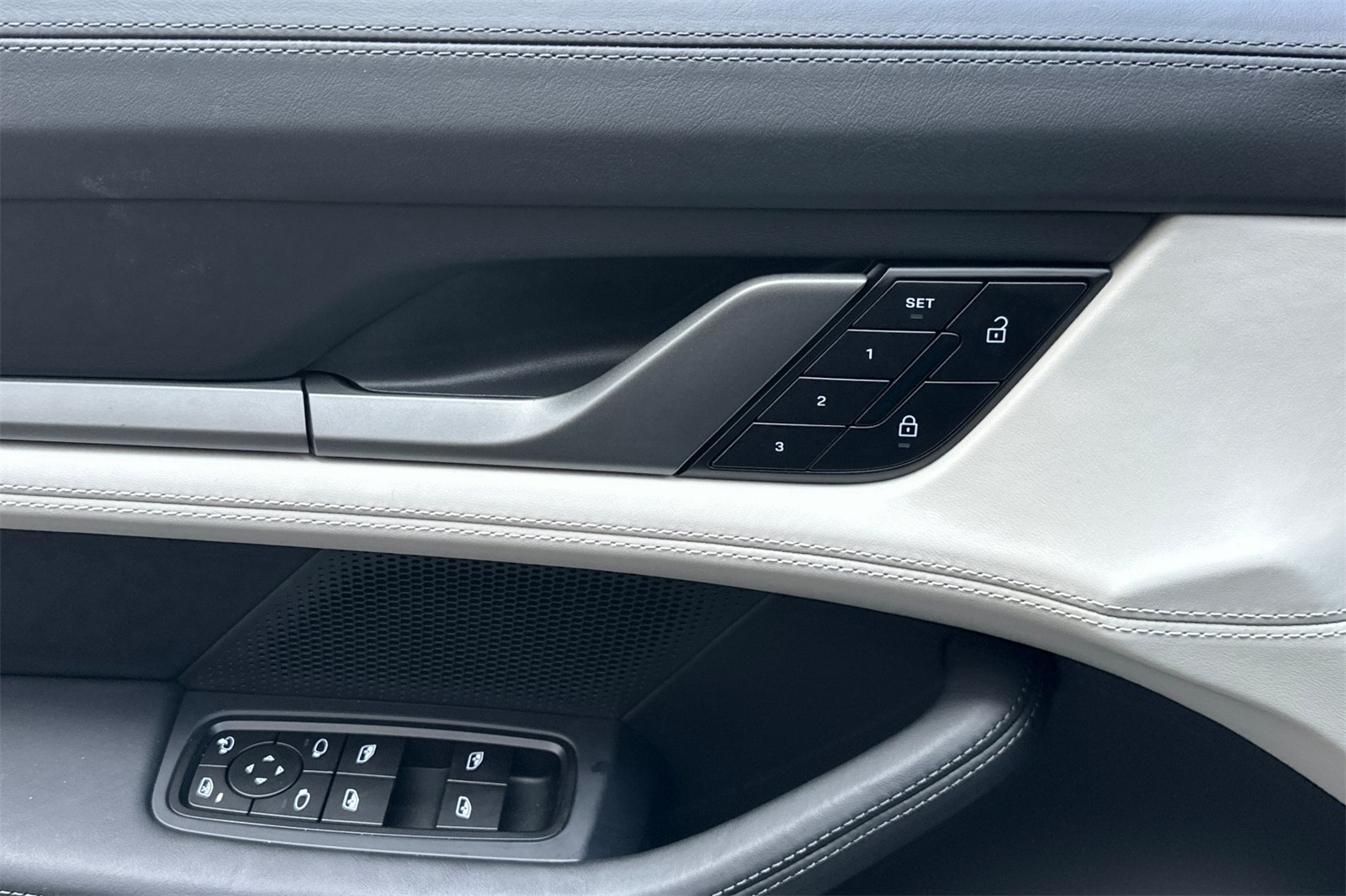 2025 Porsche Taycan 4 photo 13