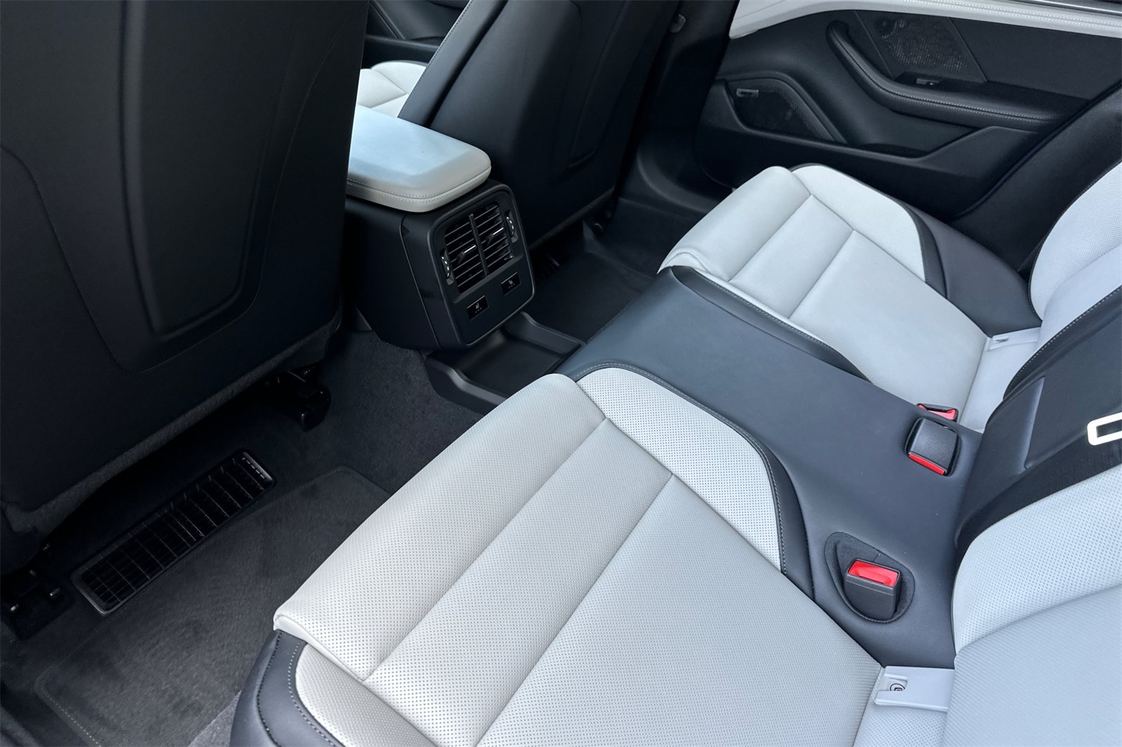 2025 Porsche Taycan 4 photo 14