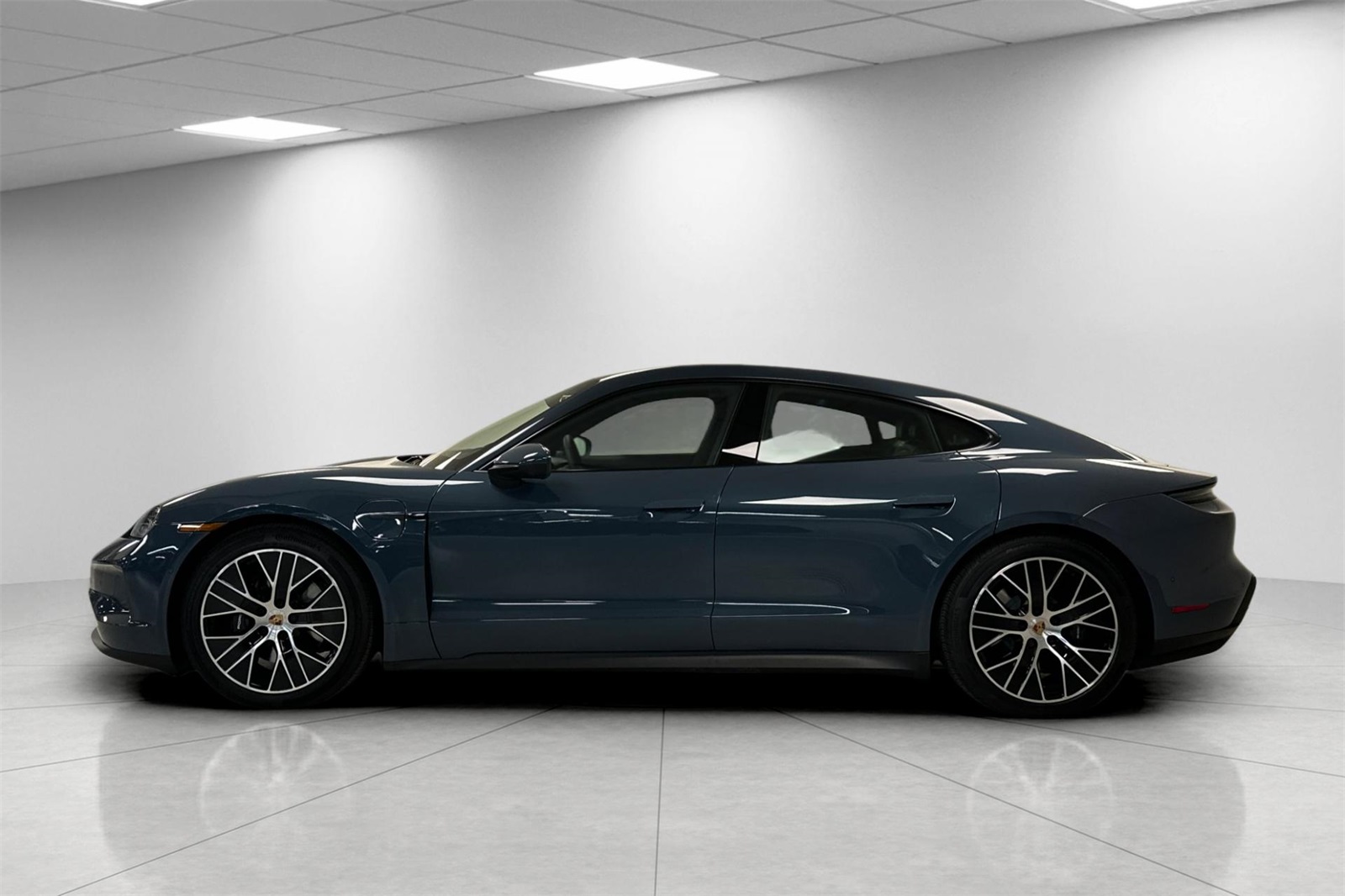 2025 Porsche Taycan 4 photo 2