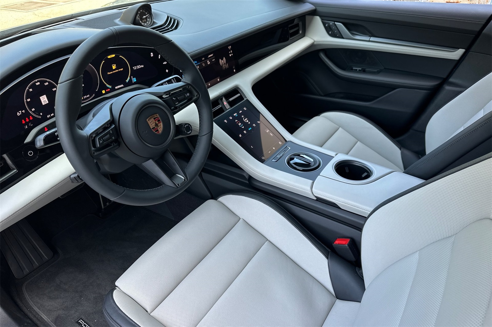 2025 Porsche Taycan 4 photo 4