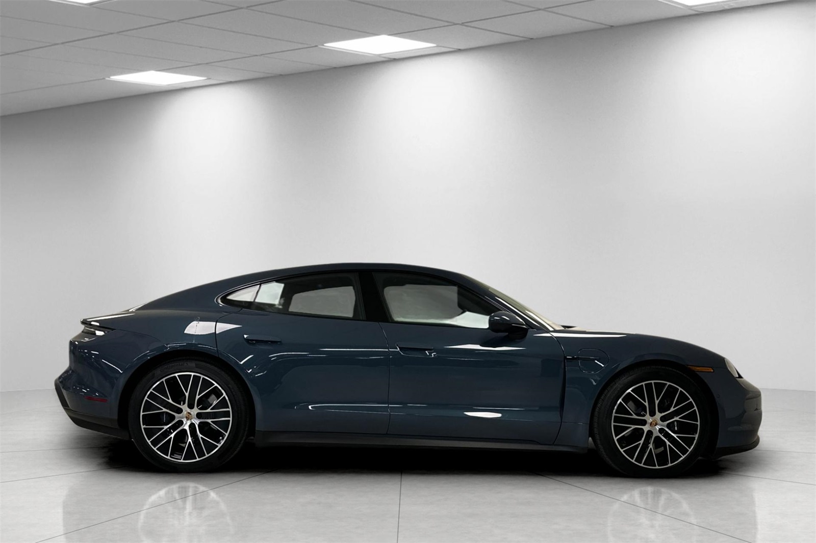 2025 Porsche Taycan 4 photo 9