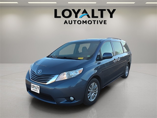 2015 Toyota Sienna XLE's photo