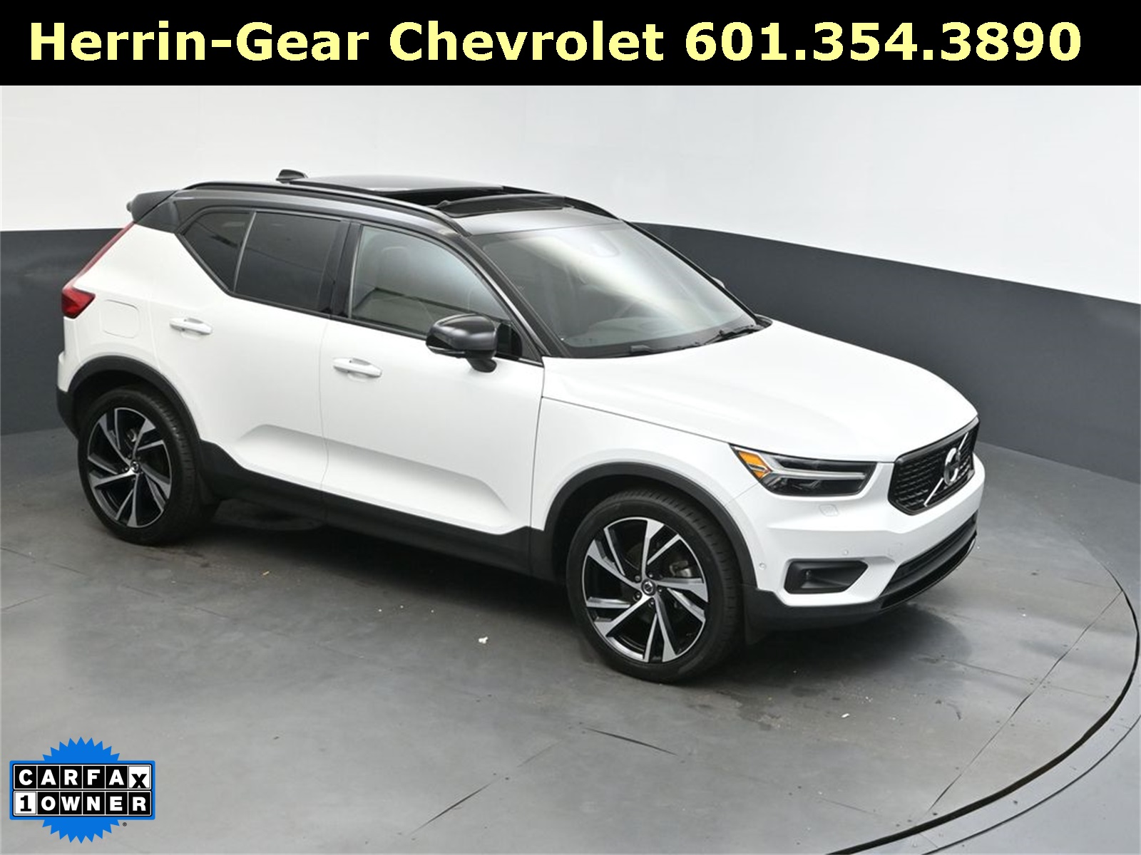 2021 Pearl Volvo XC40 R-Design SUV