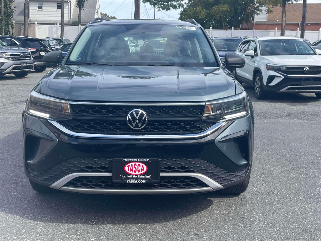 2022 Volkswagen Taos SEL photo 2