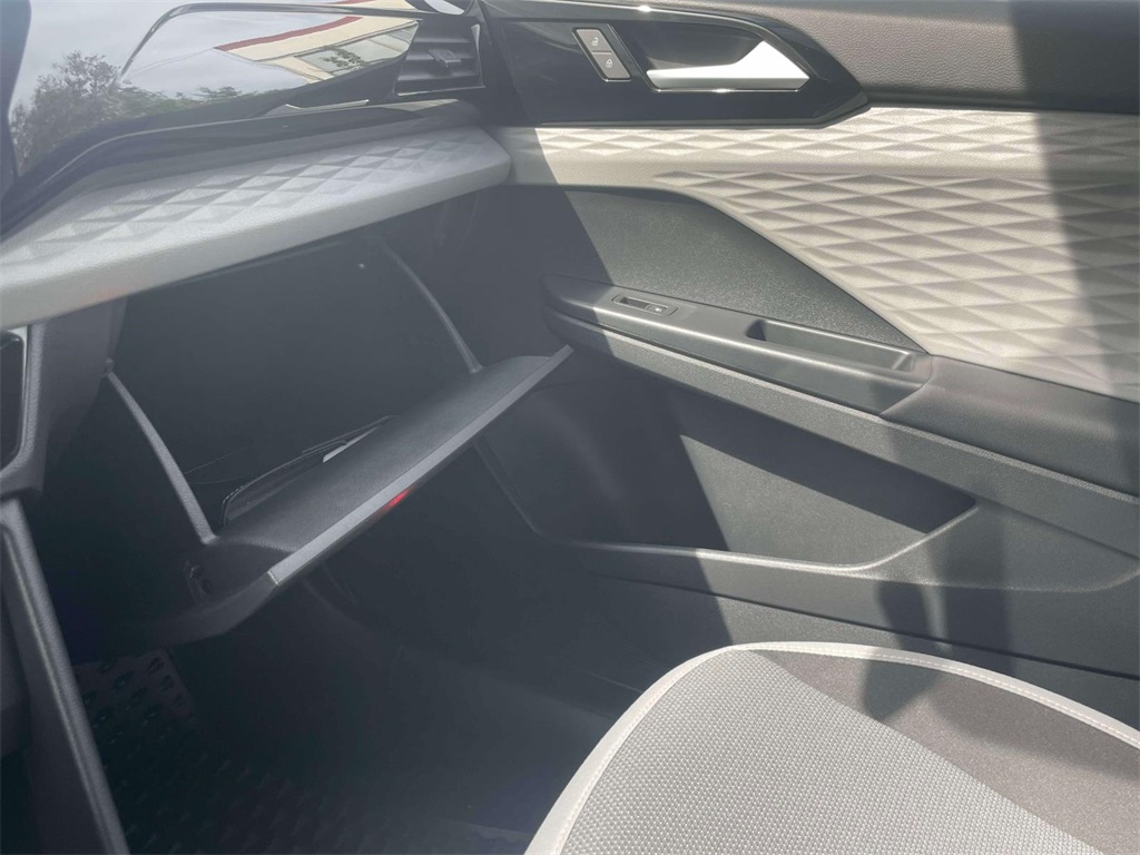 2022 Volkswagen Taos SEL photo 25