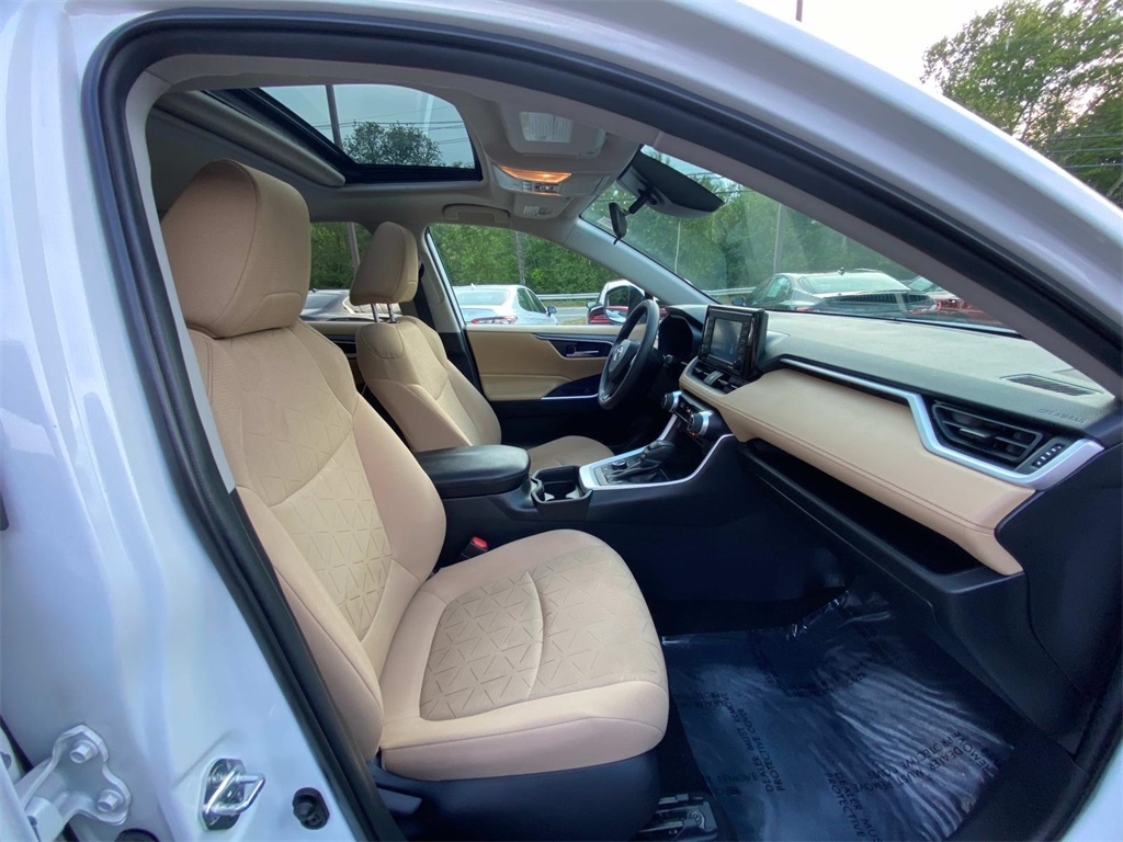 2021 Toyota RAV4 XLE photo 10