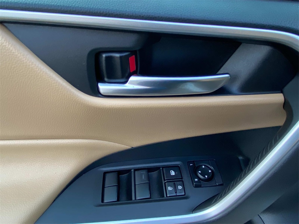 2021 Toyota RAV4 XLE photo 20