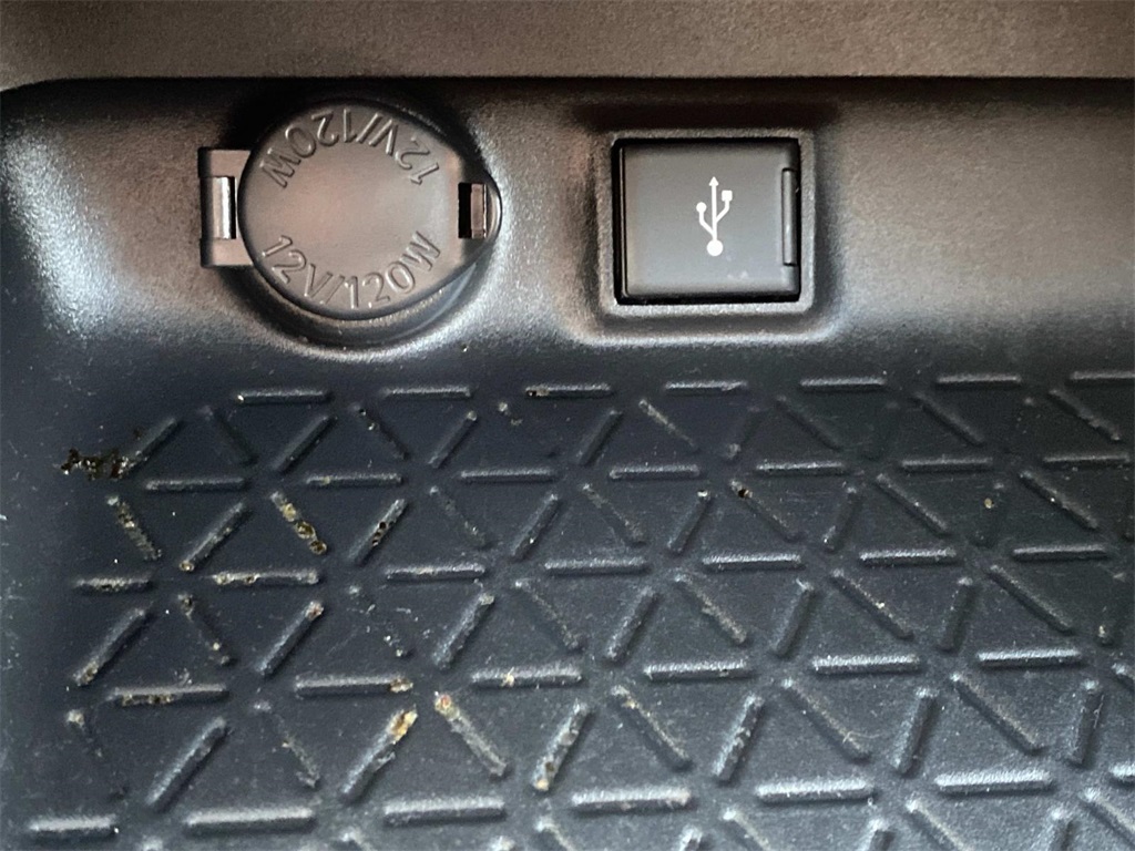 2021 Toyota RAV4 XLE photo 31