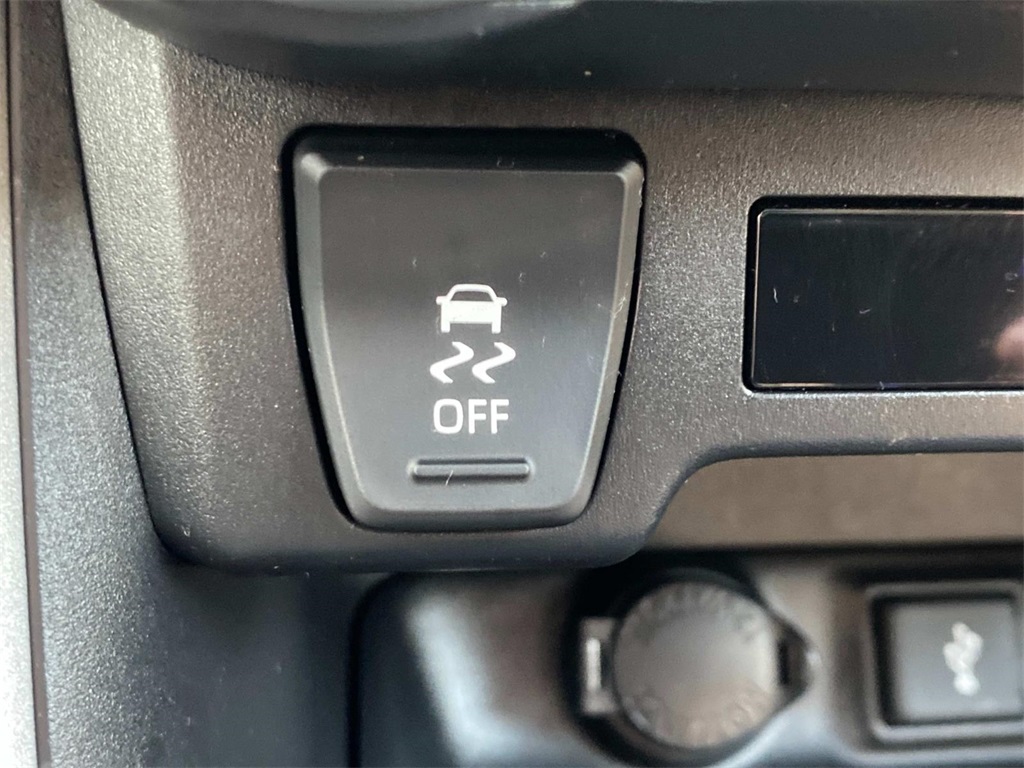 2021 Toyota RAV4 XLE photo 32