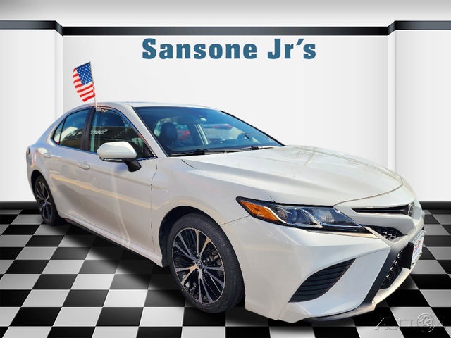 2020 Toyota Camry SE's photo