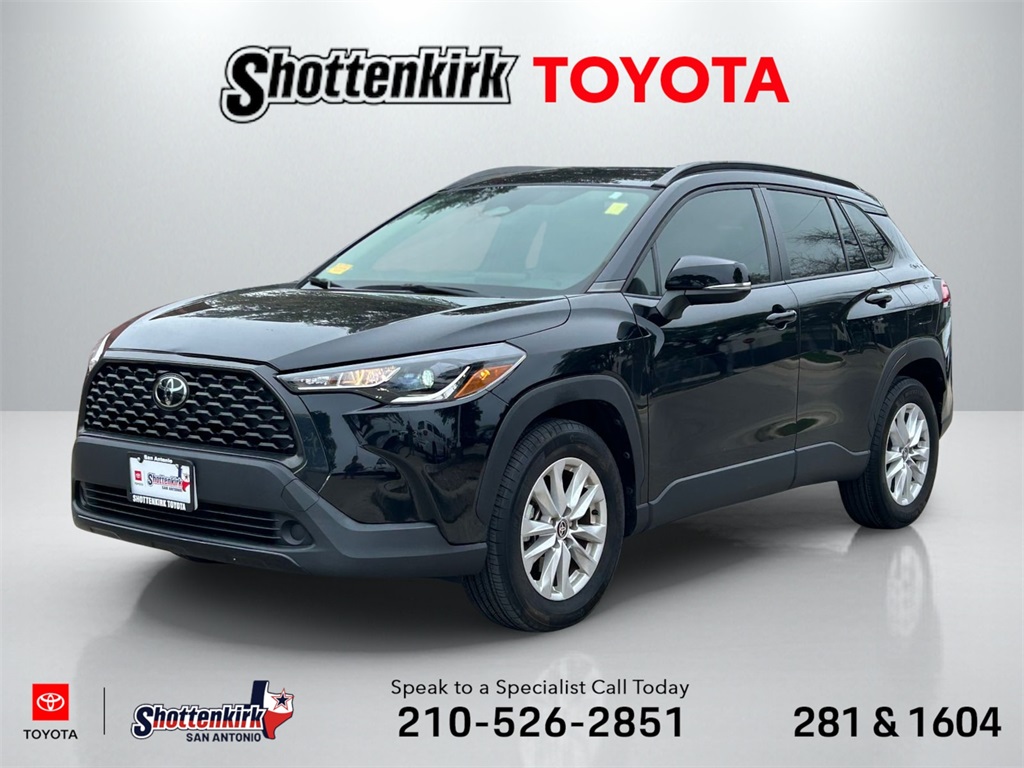 2023 Toyota Corolla Cross LE's photo