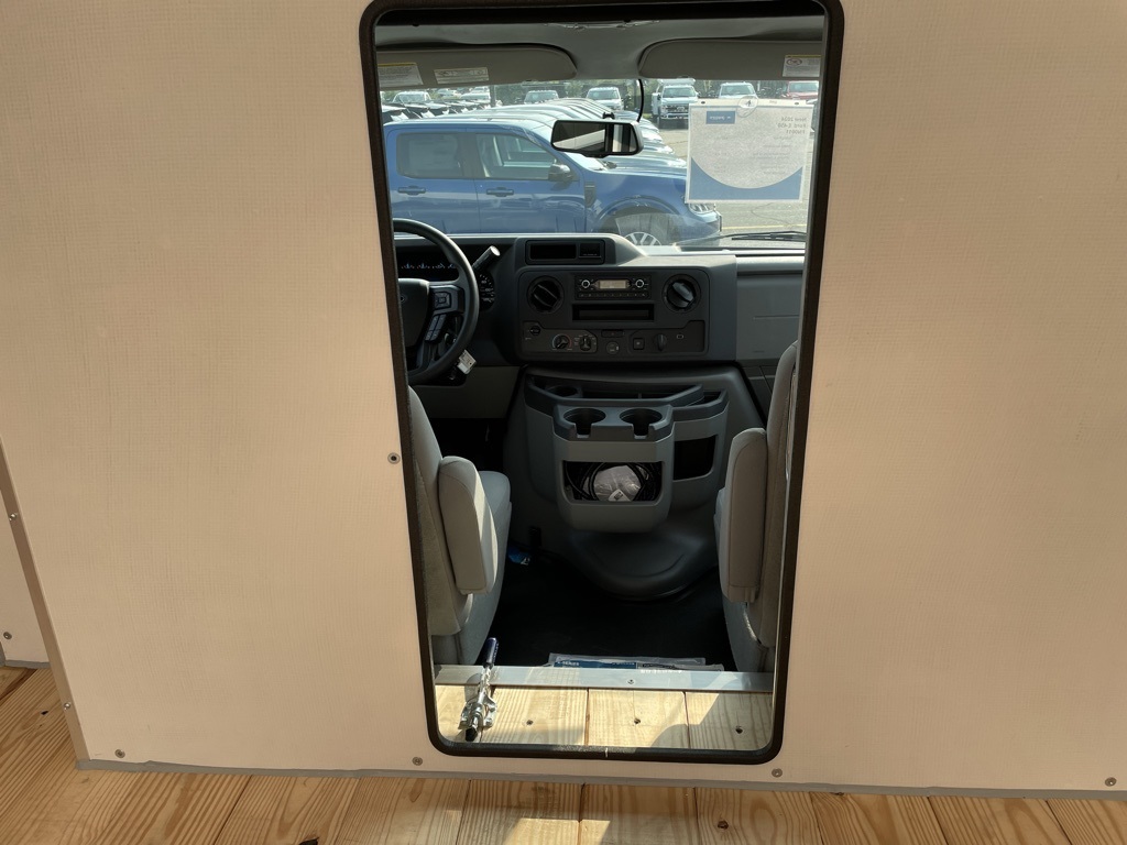 2024 Ford E-450 photo 19