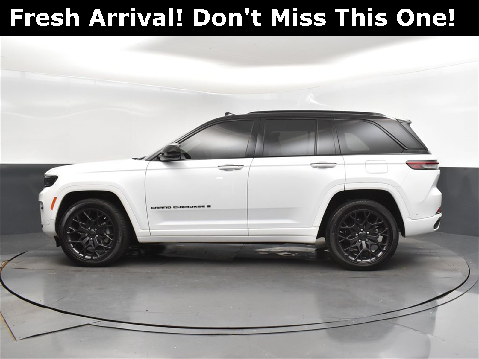 2024 Bright White Clearcoat Jeep Grand Cherokee Summit 4X4 SUV