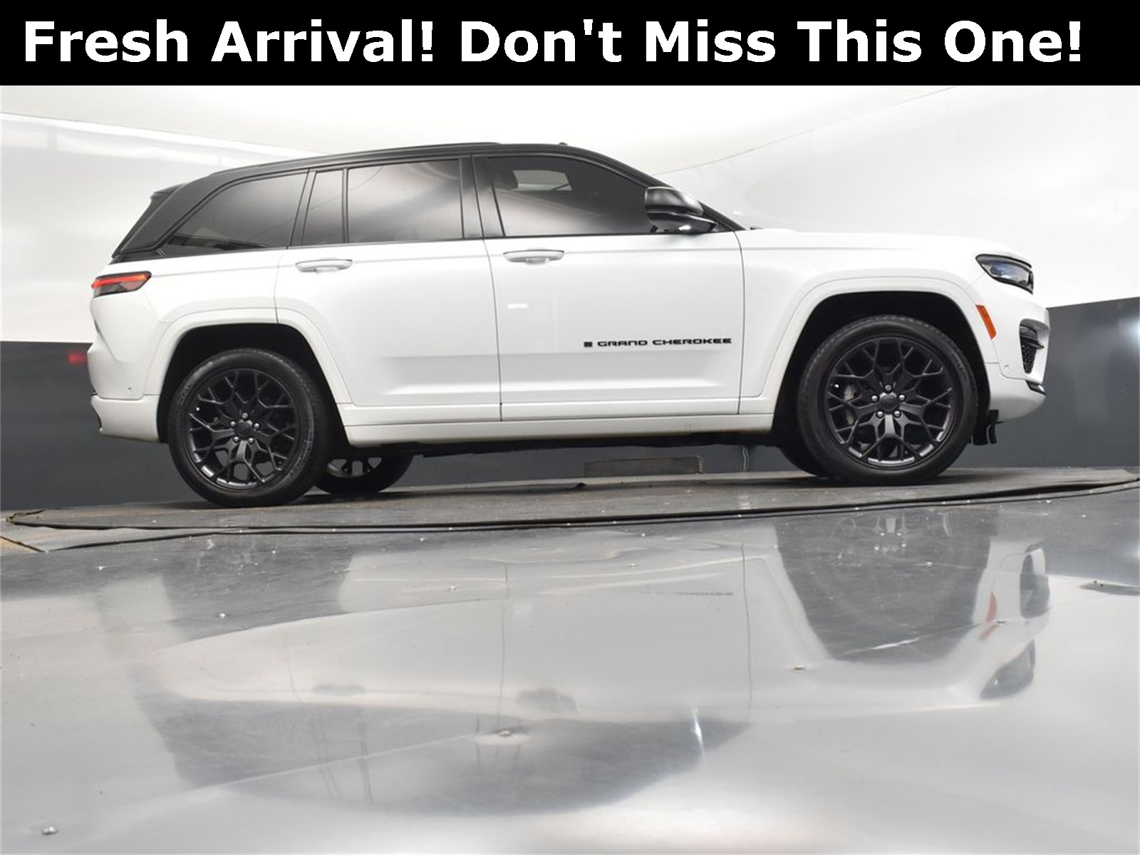 2024 Bright White Clearcoat Jeep Grand Cherokee Summit 4X4 SUV