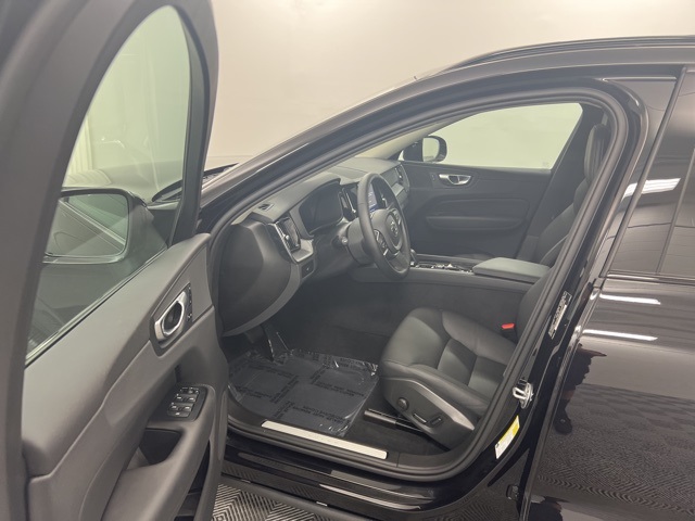 2025 Volvo XC60 B5 Core photo 12