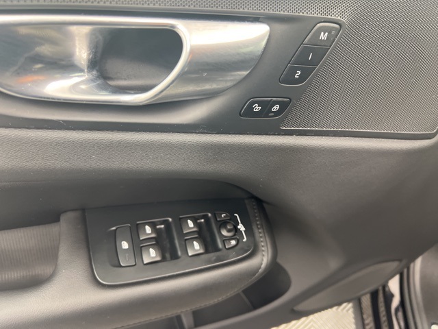 2025 Volvo XC60 B5 Core photo 13