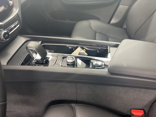 2025 Volvo XC60 B5 Core photo 15