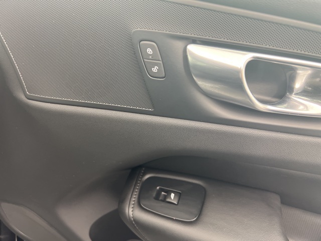 2025 Volvo XC60 B5 Core photo 26
