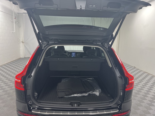 2025 Volvo XC60 B5 Core photo 8