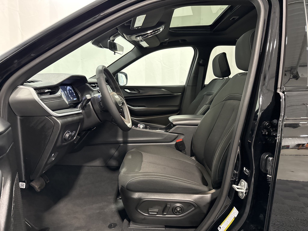 2025 Jeep Grand Cherokee Laredo photo 25