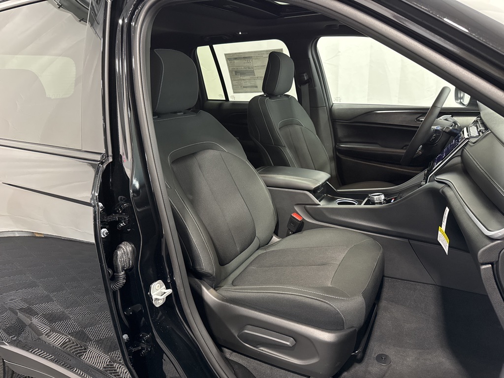 2025 Jeep Grand Cherokee Laredo photo 28