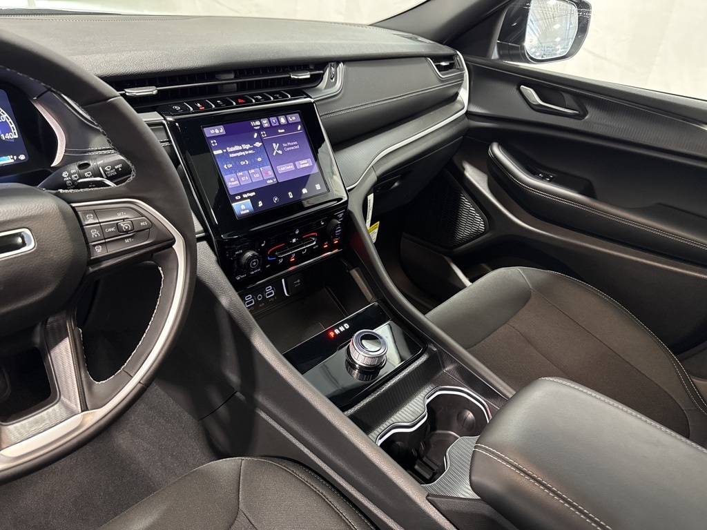 2025 Jeep Grand Cherokee Laredo photo 30